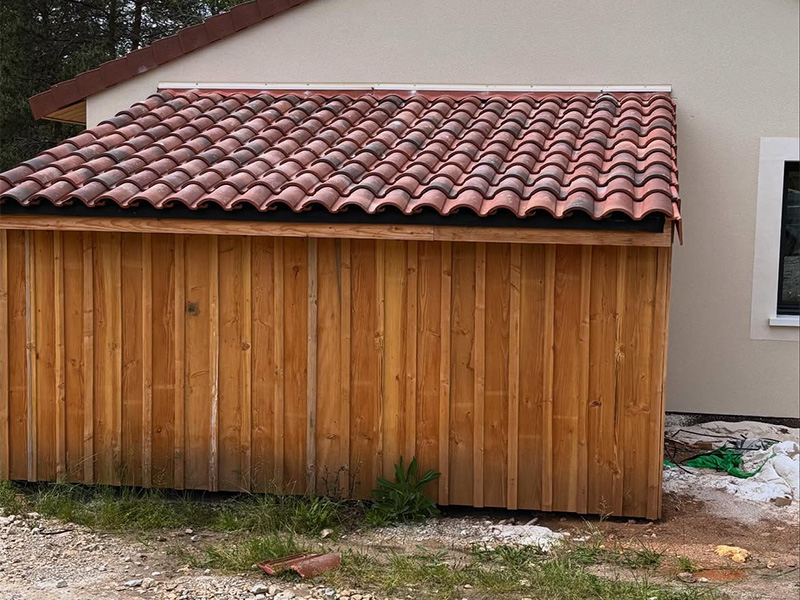 Bardage arcachonnais sur le mur d'un garage près de Bargerac