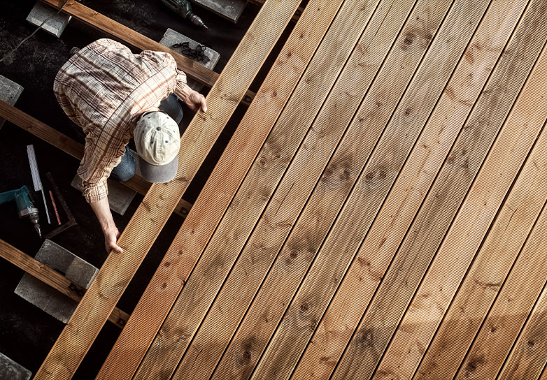 Travaux d'installation d'une terrasse en bois en Dordogne
